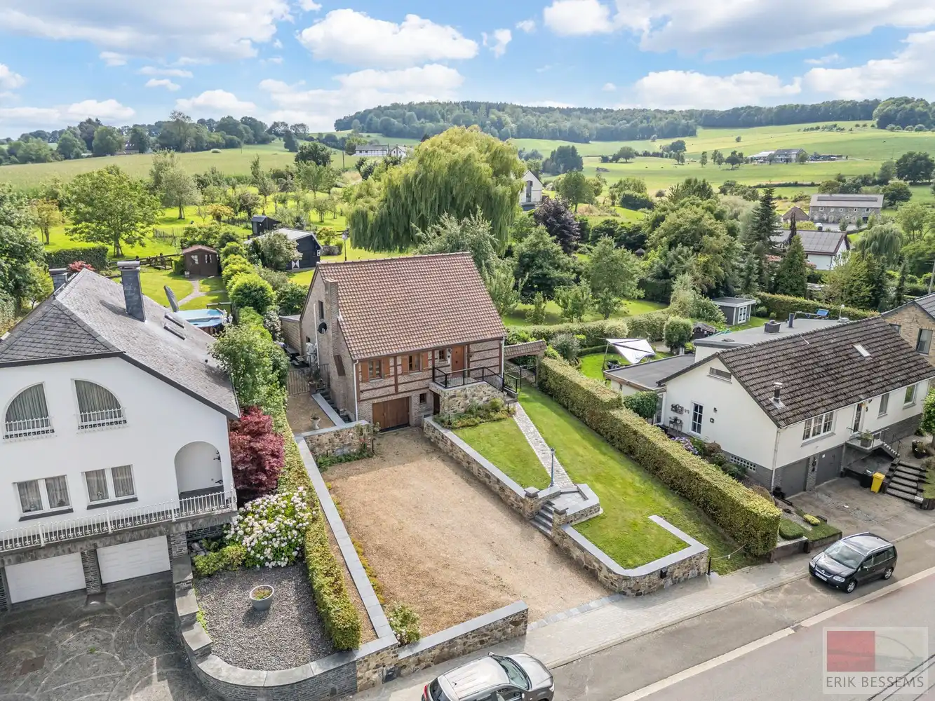 Prachtig gerenoveerde woning/landhuis (van 2011 t.e.m. 2025) gelegen op een ruim perceel van maar liefst circa 6000m2 foto {{pictureIndex}}
