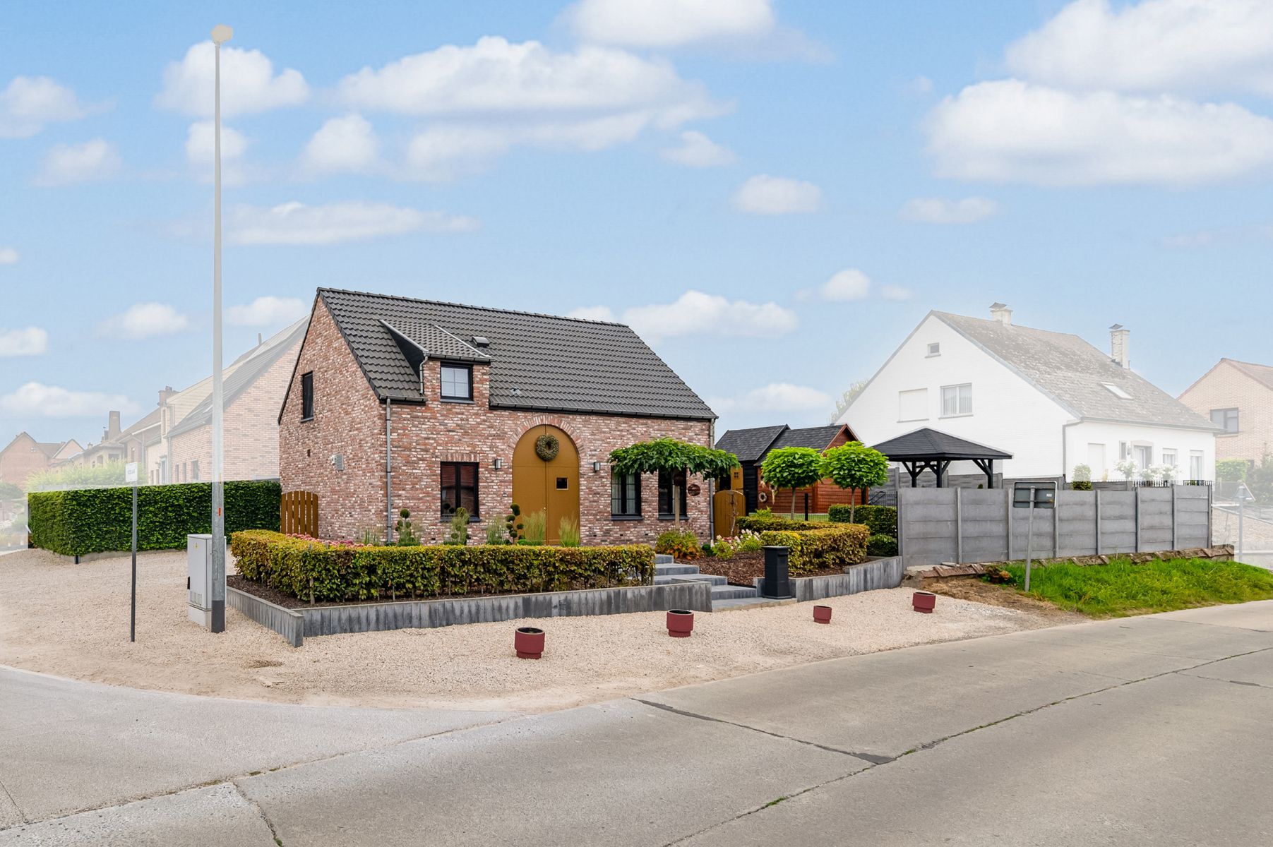 Recente (2020) open bebouwing met tuin en 3 slaapkamers foto {{pictureIndex}}