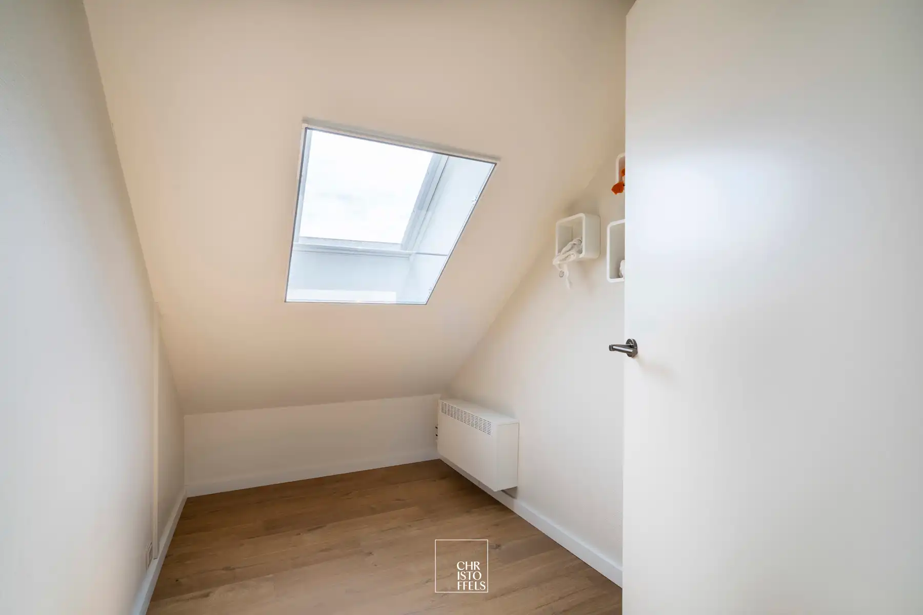 Stijlvol gerenoveerde vrijstaande woning met 3 slaapkamers en 2 badkamers op een perceel van 12a90ca!  foto 21