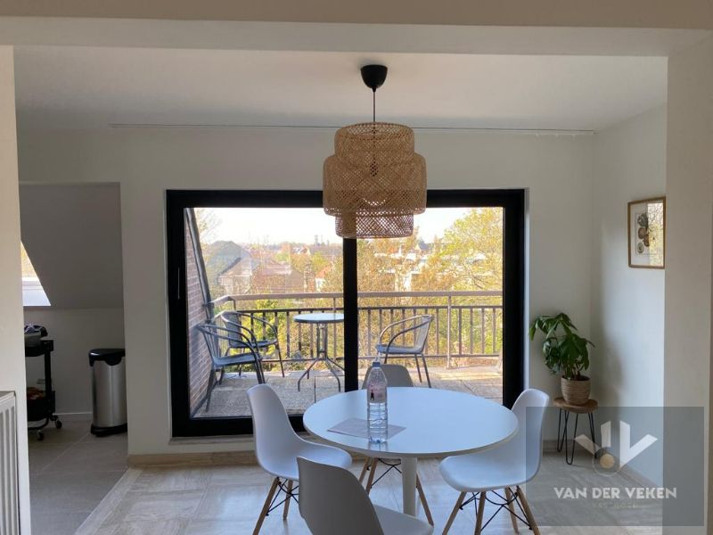 Stijlvol duplexappartement met 2 SLPK in hartje Hasselt foto 5