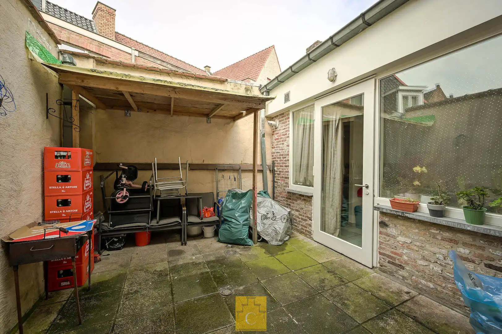 Brugs huis in de schaduw van Jeruzalemkerk, authentieke 16e-17e eeuwse gevel foto 8