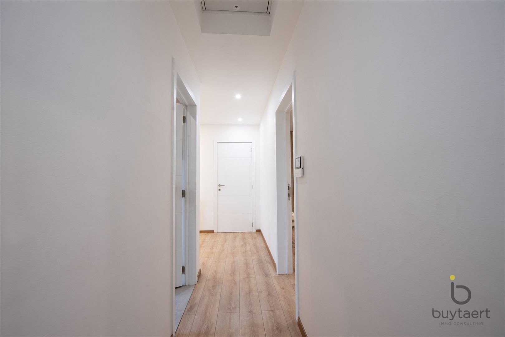 Volledig gerenoveerde woning met 4 slaapkamers. foto 23