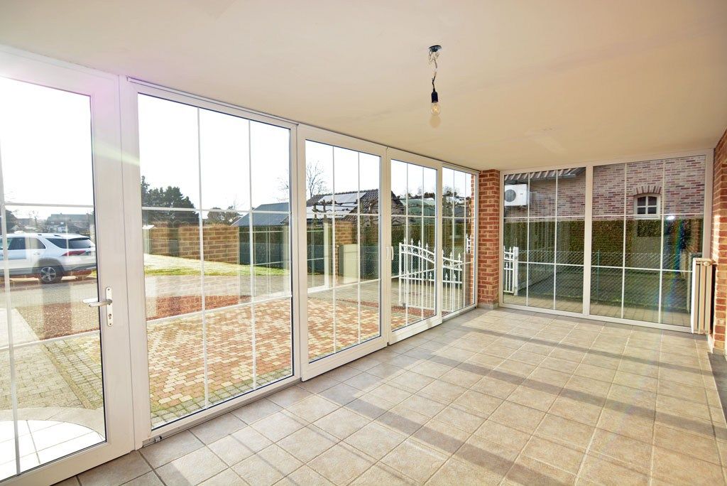 Vrijstaande woning met 4 slpks. en 2 bdks. op een perceel van 12a38ca. foto 11