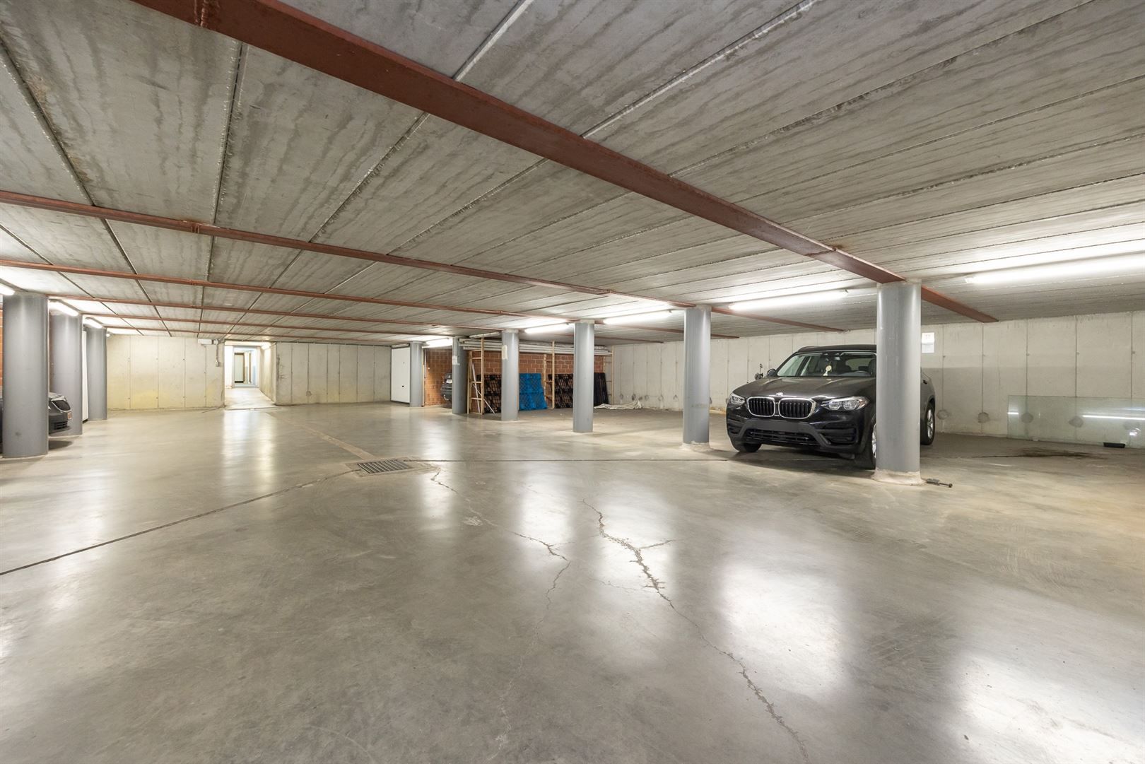 Ondergrondse autostaanplaats in the Globe foto 3