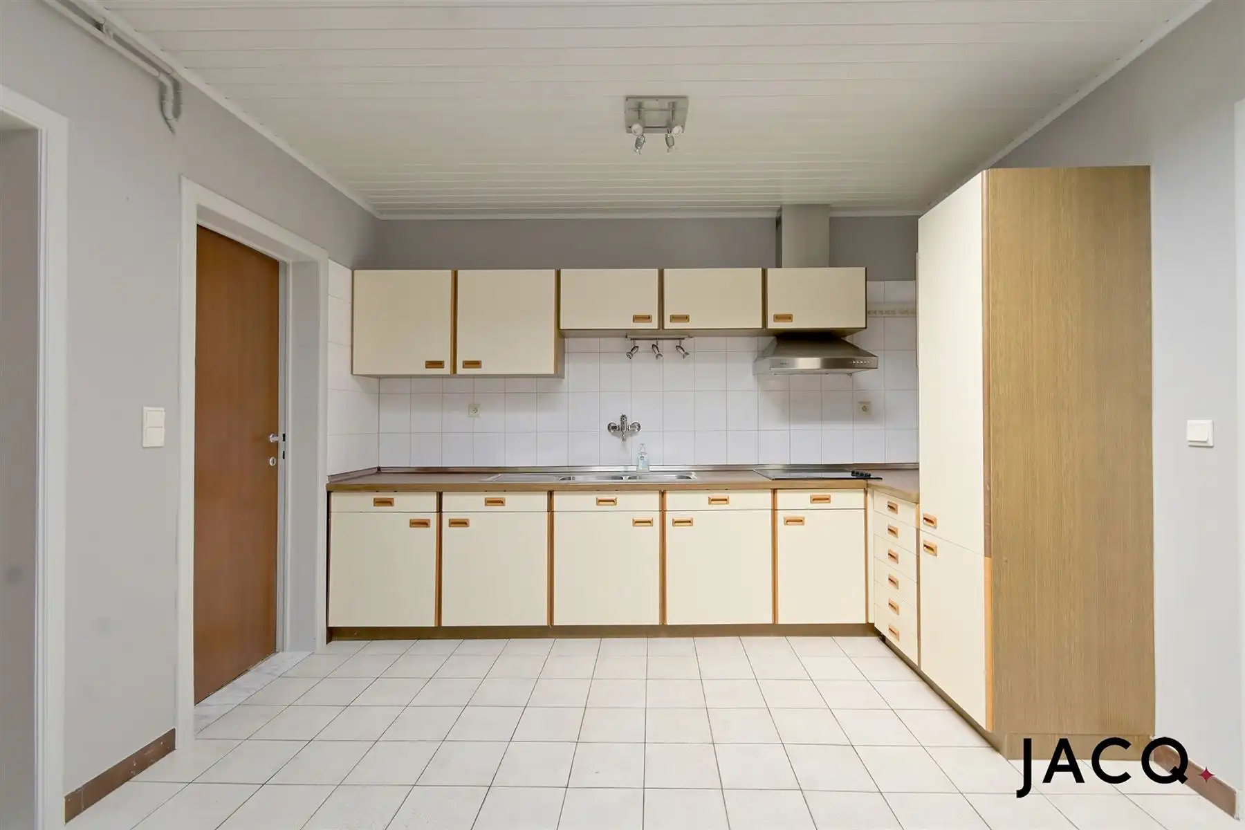 Te renoveren woning met 4 slpk's, terras (25m²) en garage! foto 7