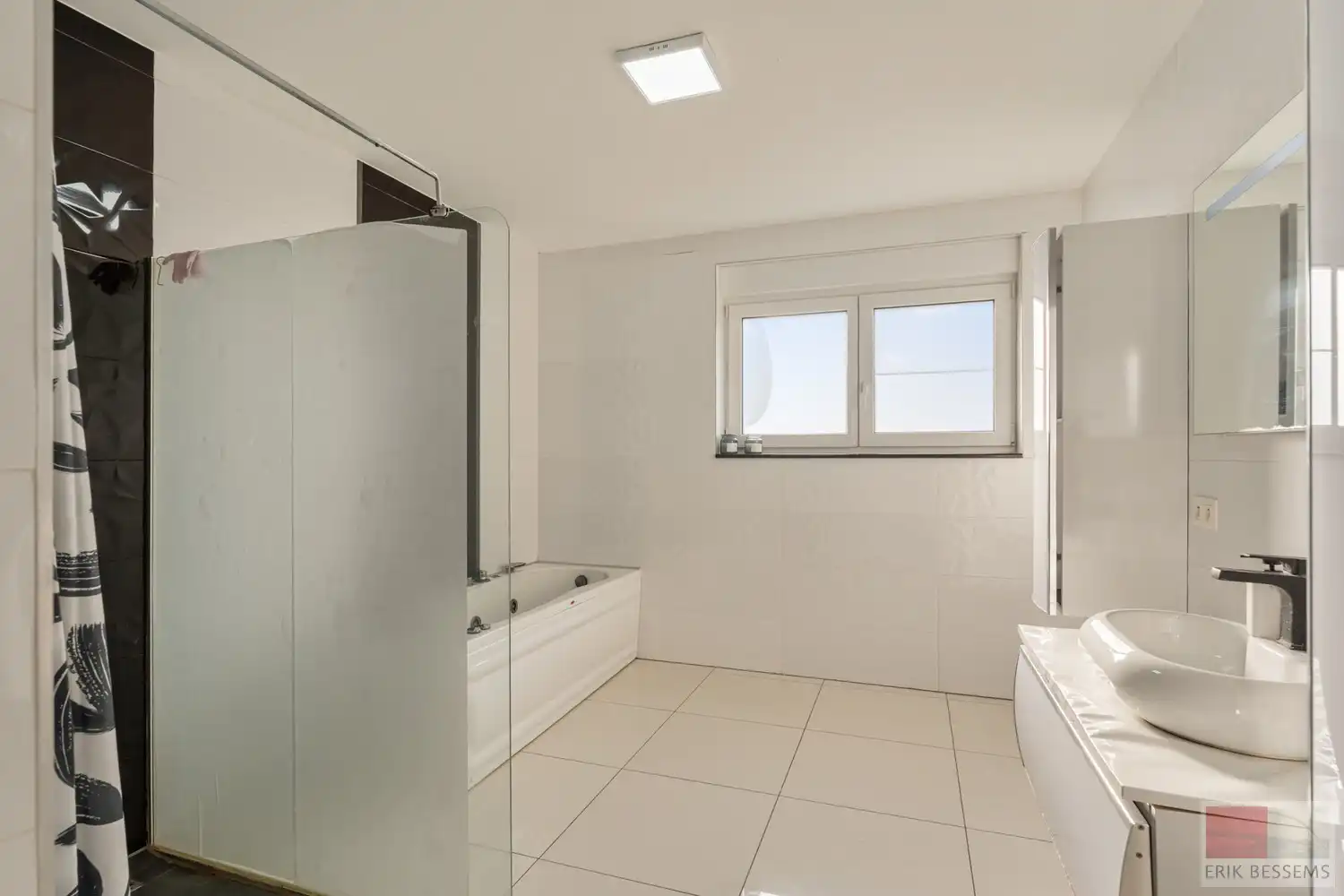 Prachtige en ruime woning met een woonoppervlakte van ca. 277 m², gebouwd in 2018 met vloerverwarming en voorzien van 5 volwaardige slaapkamers en 3 badkamers foto 18