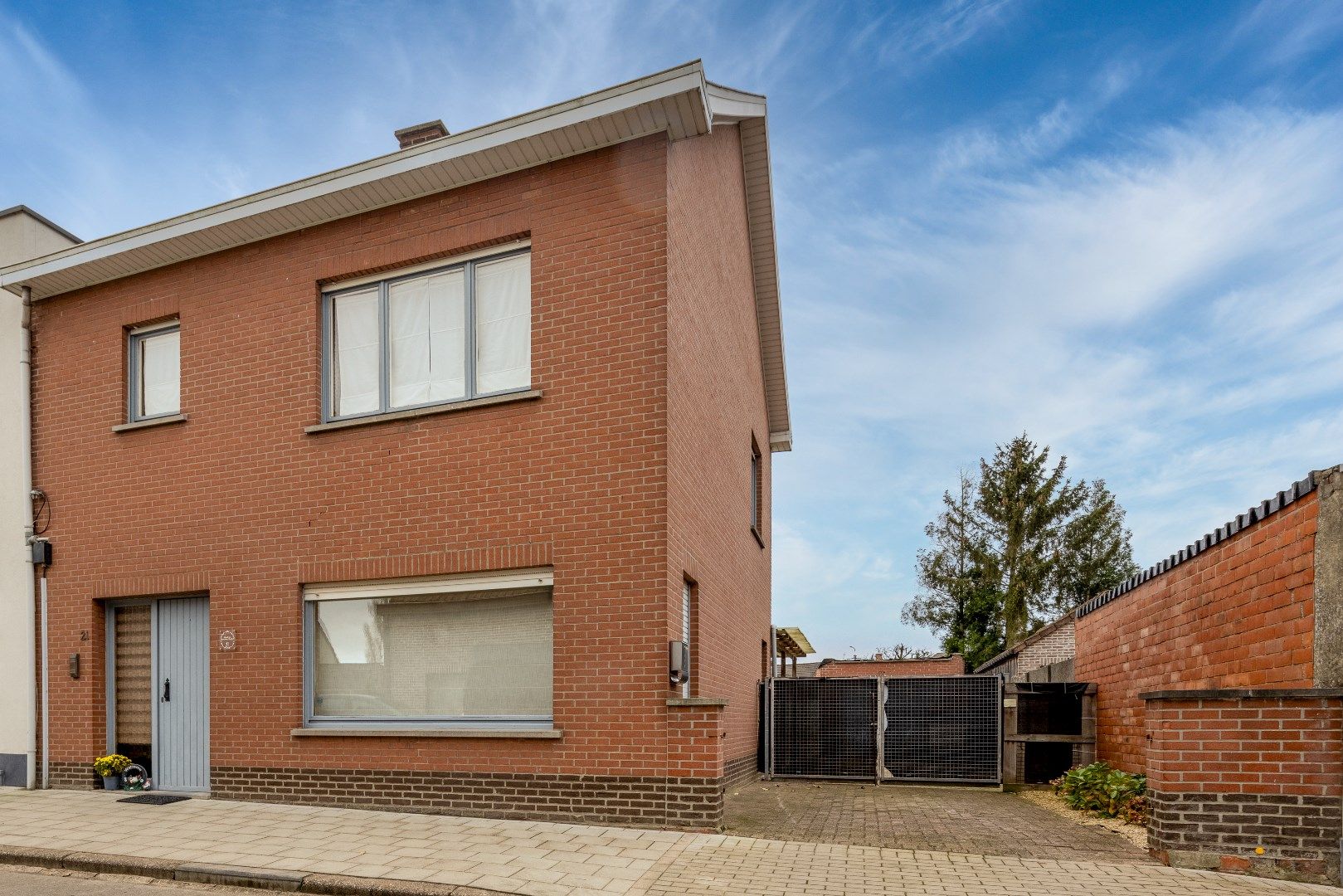 Ruime woning met 4 slk, aparte garage en tuin foto {{pictureIndex}}