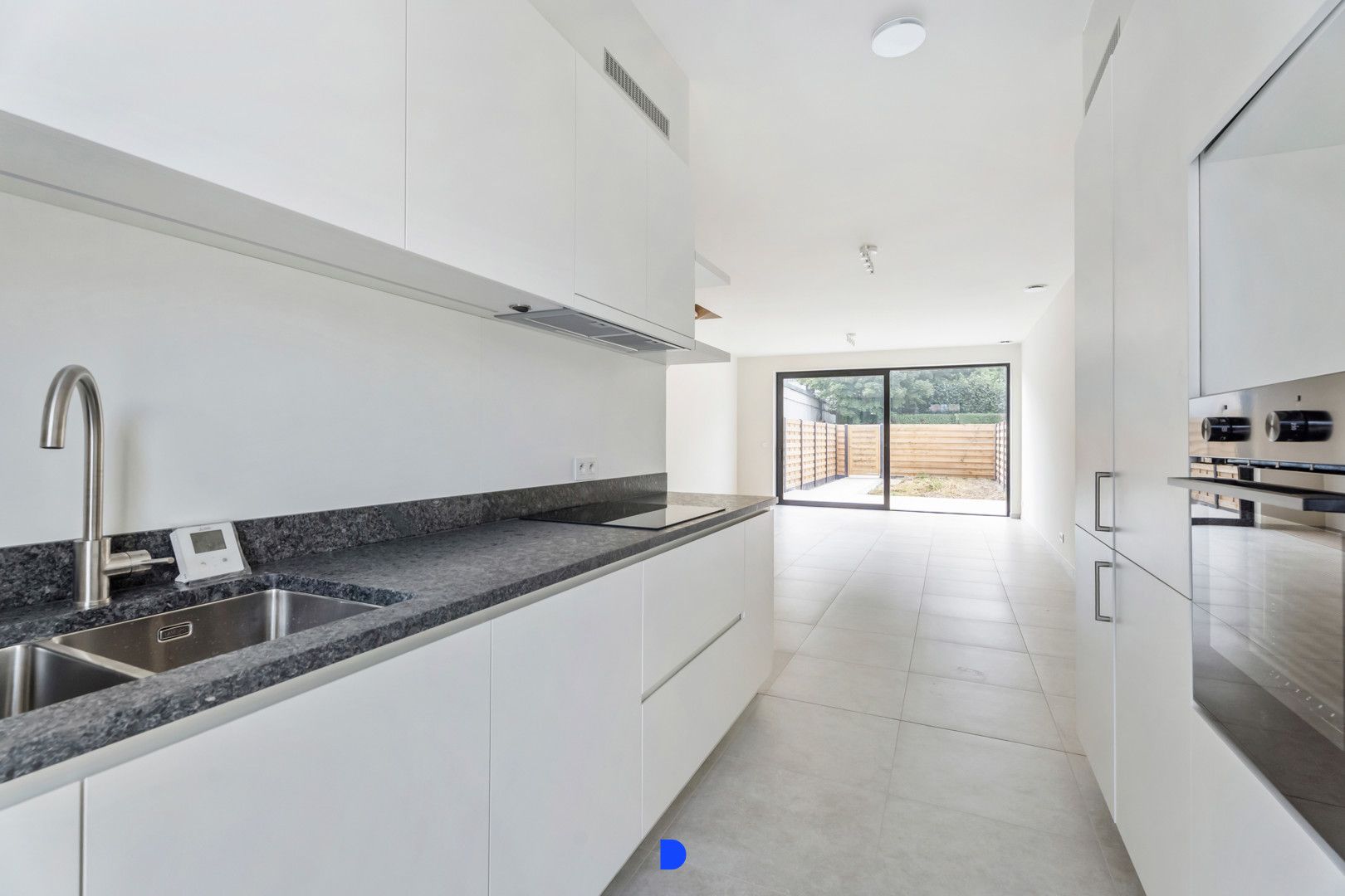 Prachtige nieuwbouwwoning in het centrum van Oostnieuwkerke foto {{pictureIndex}}