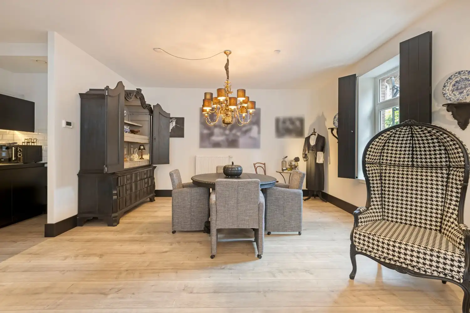 Karaktervolle woonst met indrukwekkend interieur in hartje Oud-Rekem! foto 11