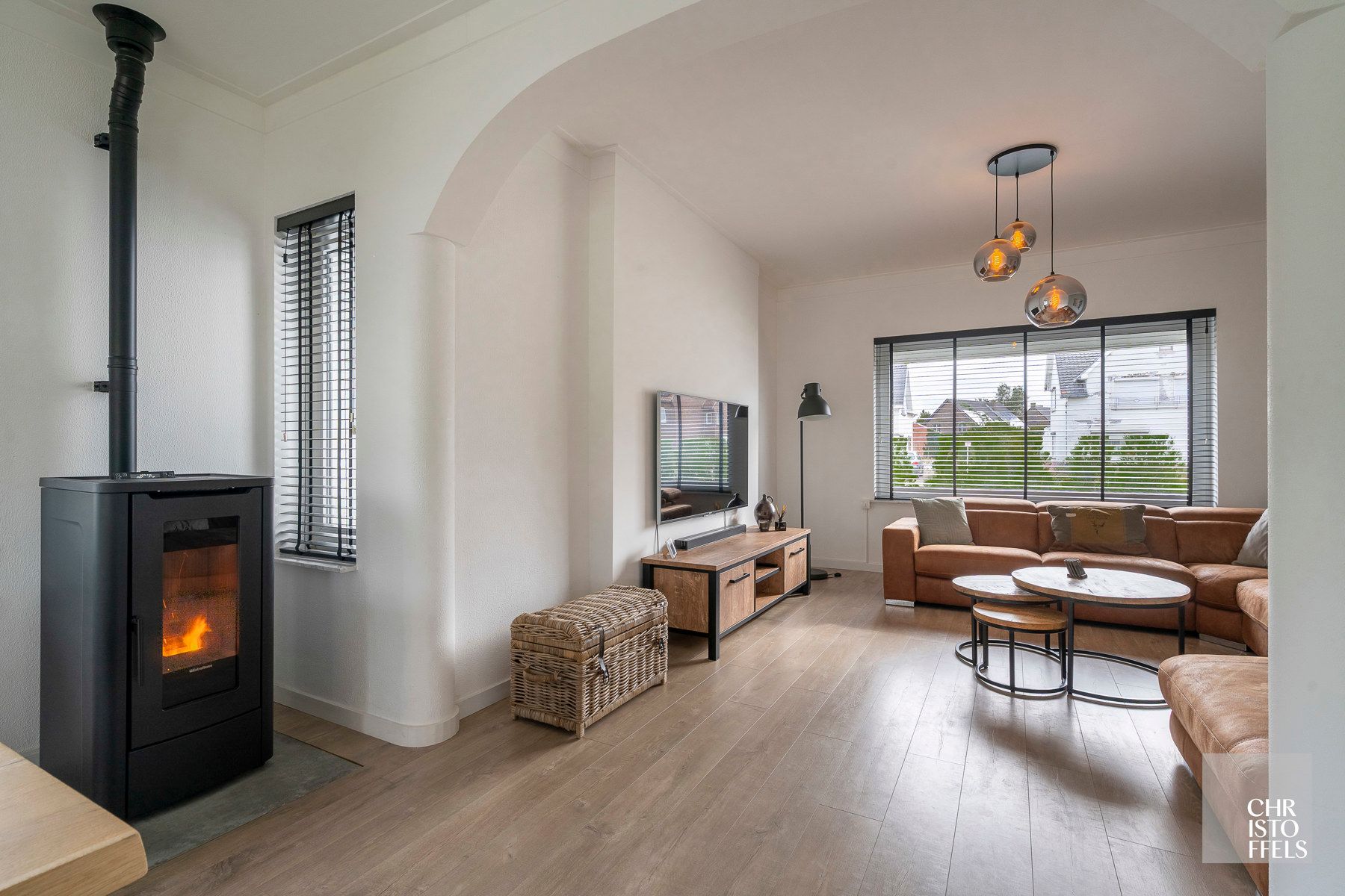 Uitzonderlijk ruime (440m²!) en volledig gerenoveerde woning met commerciële topligging en tal van mogelijkheden in Lanaken! foto 3