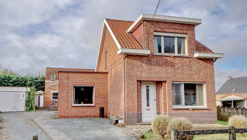 Perceel bouwgrond met af te breken gebouwen foto 2