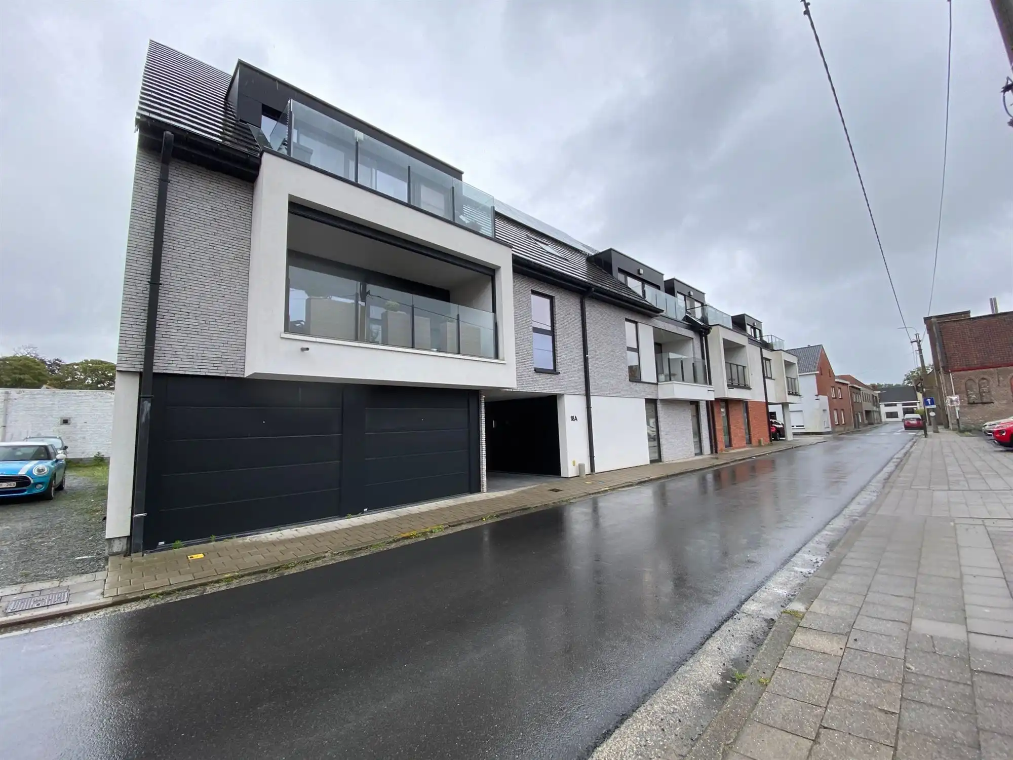 Knap en energiezuinig gelijkvloers appartement met 2-slpk, aangename tuin en een autostaanplaats foto {{pictureIndex}}