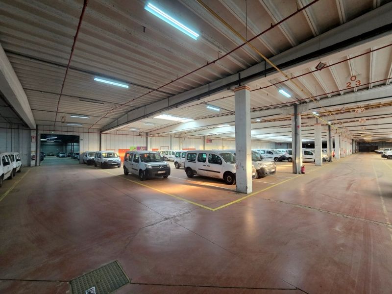 Magazijn met kantoren te huur foto {{pictureIndex}}