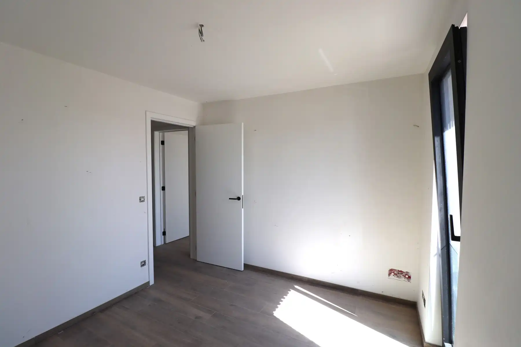 Energiezuinige nieuwbouwwoning met 4 slaapkamers, terras tuin en carport. foto 6