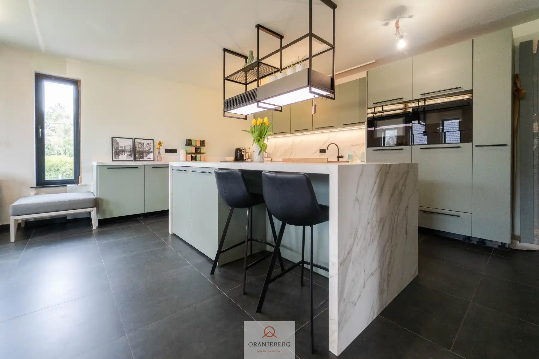 Magazijn met kantoor en woonst foto 7