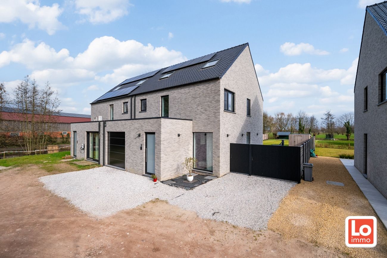 VERKOCHT! Instapklare halfopen nieuwbouw woning met inpandige garage en open zicht op een landelijke locatie in Beervelde! foto {{pictureIndex}}