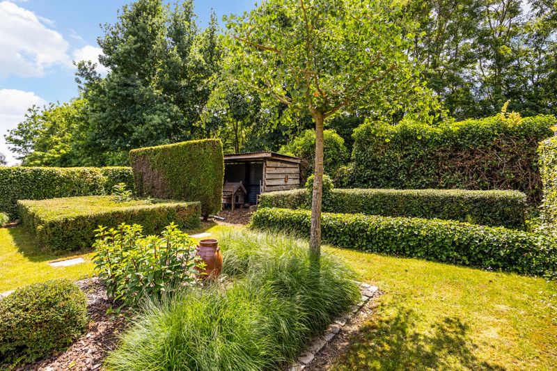 Luxueuze en instapklare woning met garages en tuin foto 26