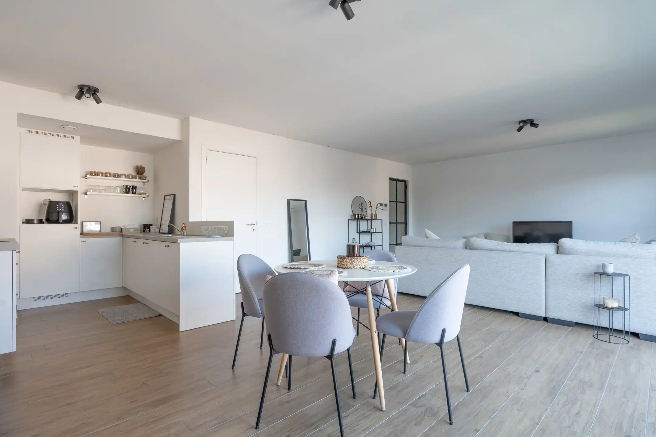 Modern 2-slaapkamer appartement met terras en staanplaats. foto 10