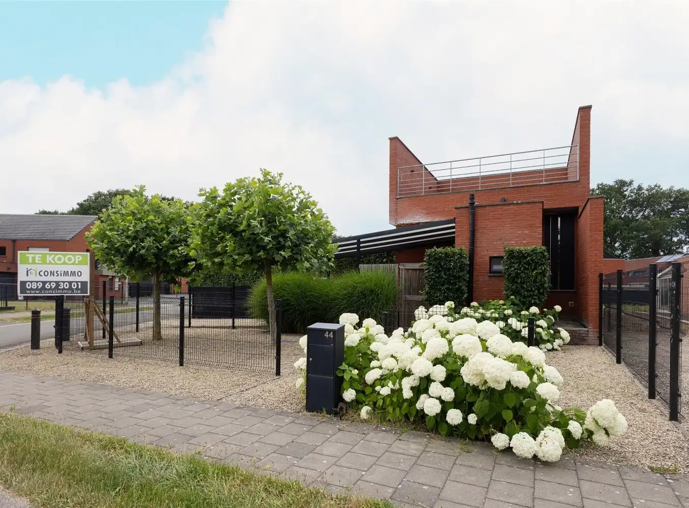 Unieke woning met een karaktervolle industrieel-landelijke architectuur foto {{pictureIndex}}
