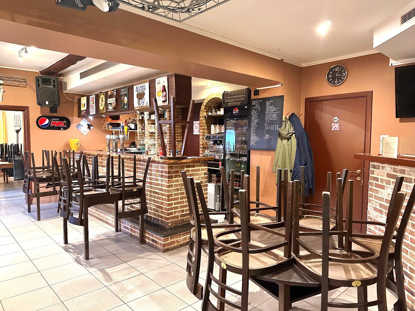 Ruim handelspand (café-restaurant) met terras, woonmogelijkheid en garage in Rutten (Tongeren) foto 4