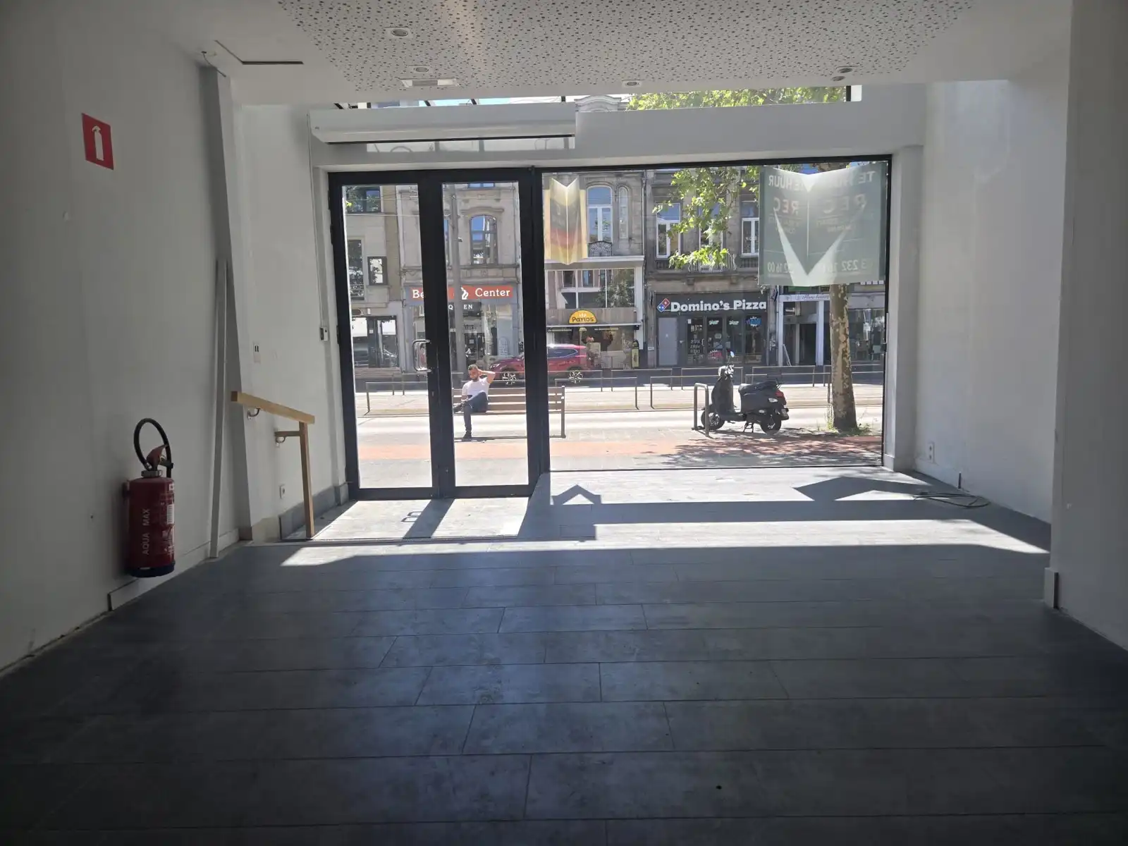 Commercieel pand met hoge vitrine in Mortsel foto 5