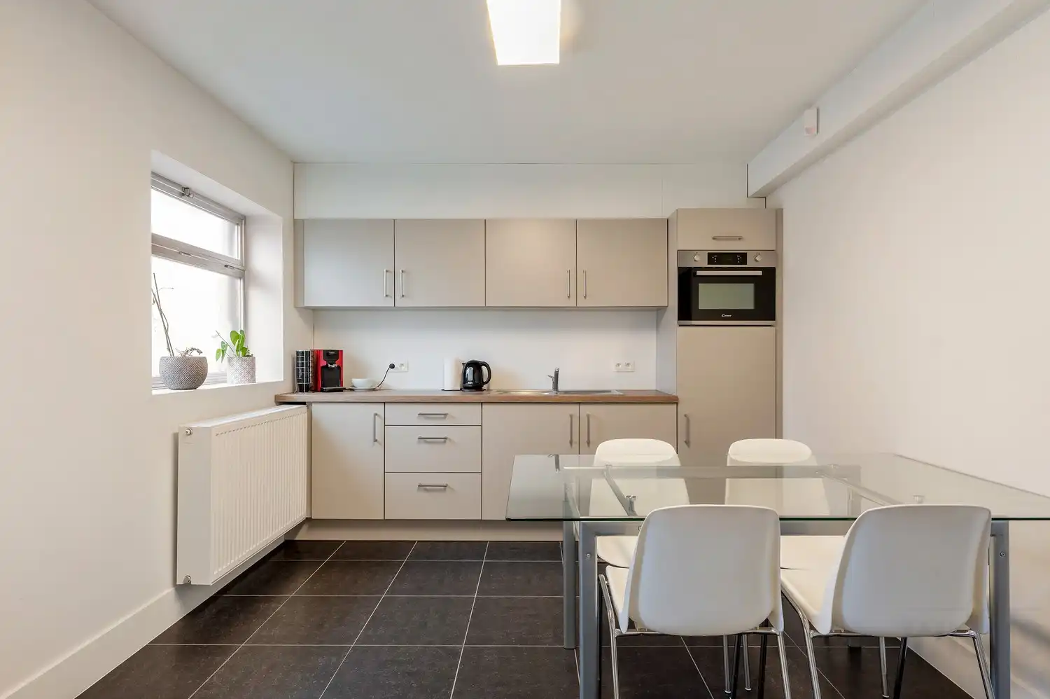 Uiterst gunstig gelegen kantoor met woonst. foto 29