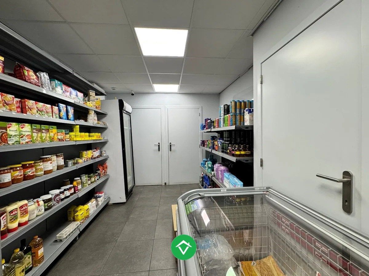 Centraal gelegen handelsruimte met 3 autostandplaatsen te Izegem foto 17