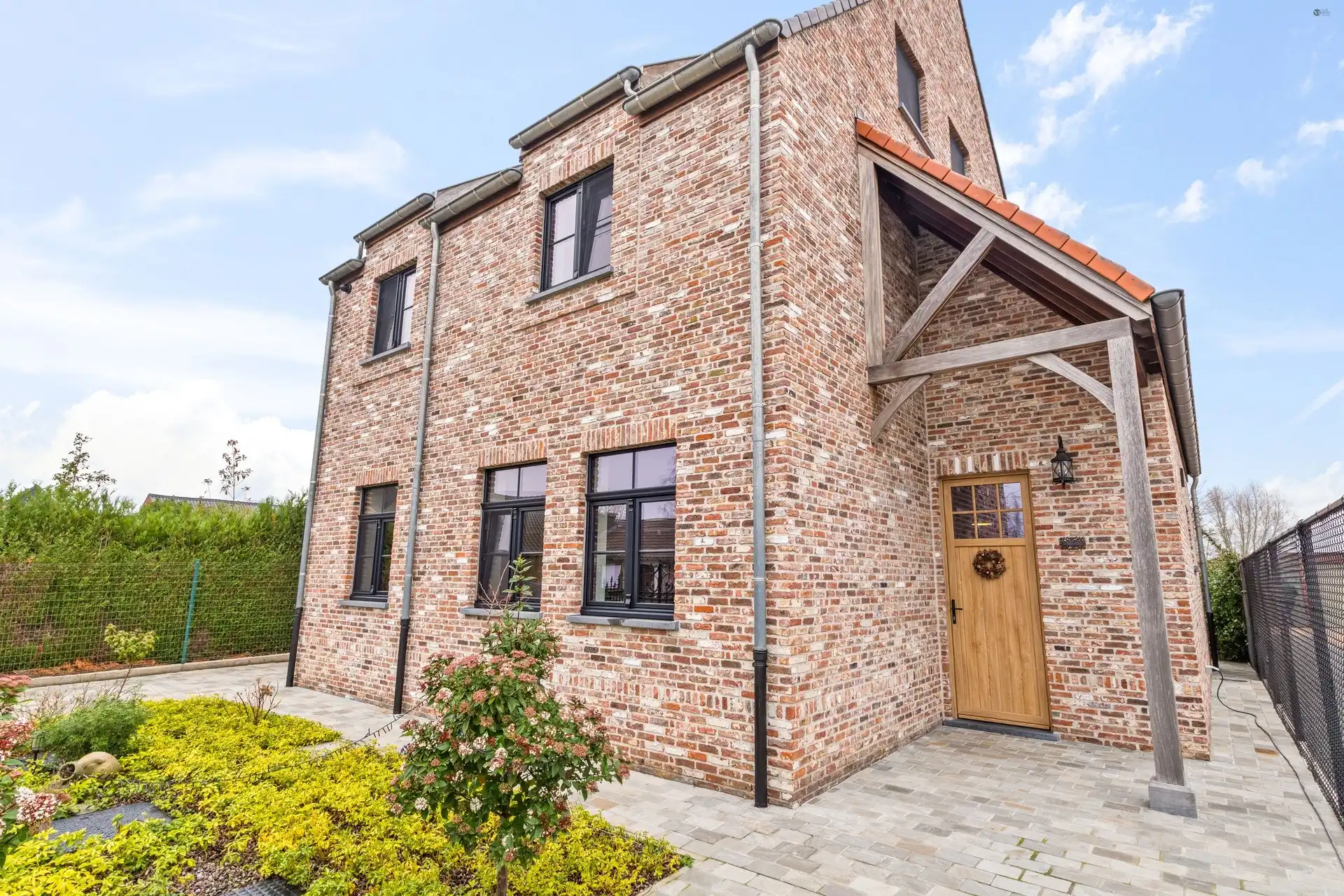 Villa bouwjaar 2022, 5 slaapkamers en mooi bijgebouw op 1.387m²  foto 2