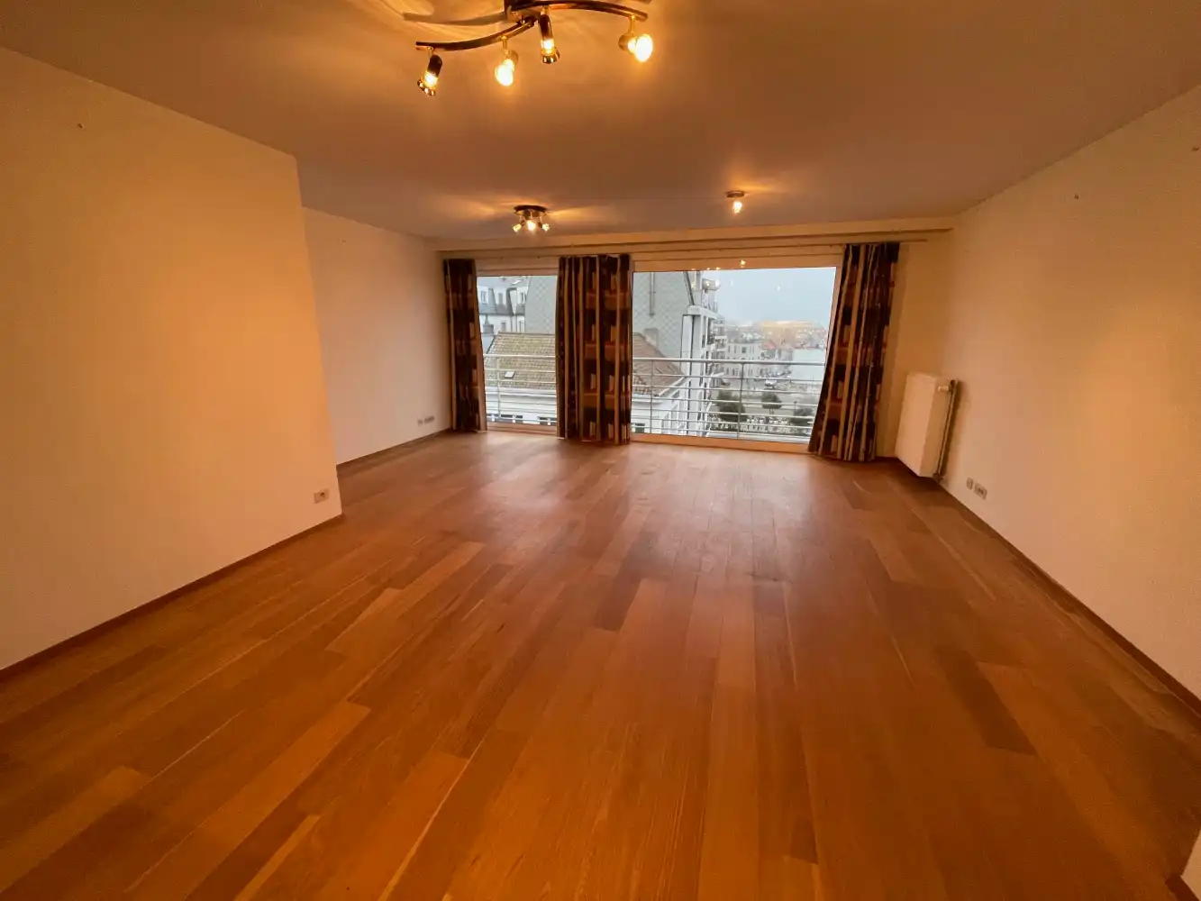 Instapklaar appartement met twee slaapkamers en terras gelegen op het Stationsplein. Op het vierde verdiep in een gebouw met lift. foto 3