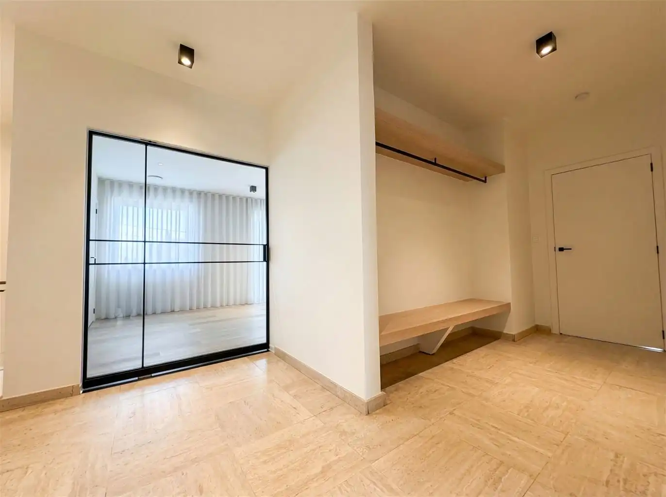 Luxe appartement voorzien van 4 slaapkamers, ruim terras, afgesloten garagebox en 2 autostaanplaatsen gelegen nabij het centrum van Maaseik. foto 7