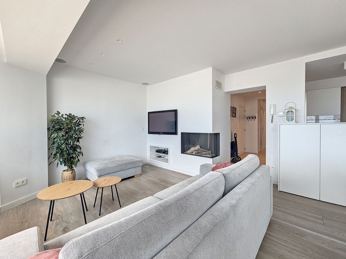 Prachtig gerenoveerd 3  slaapkamer appartement met frontaal zeezicht te Nieuwpoort-Bad foto 3