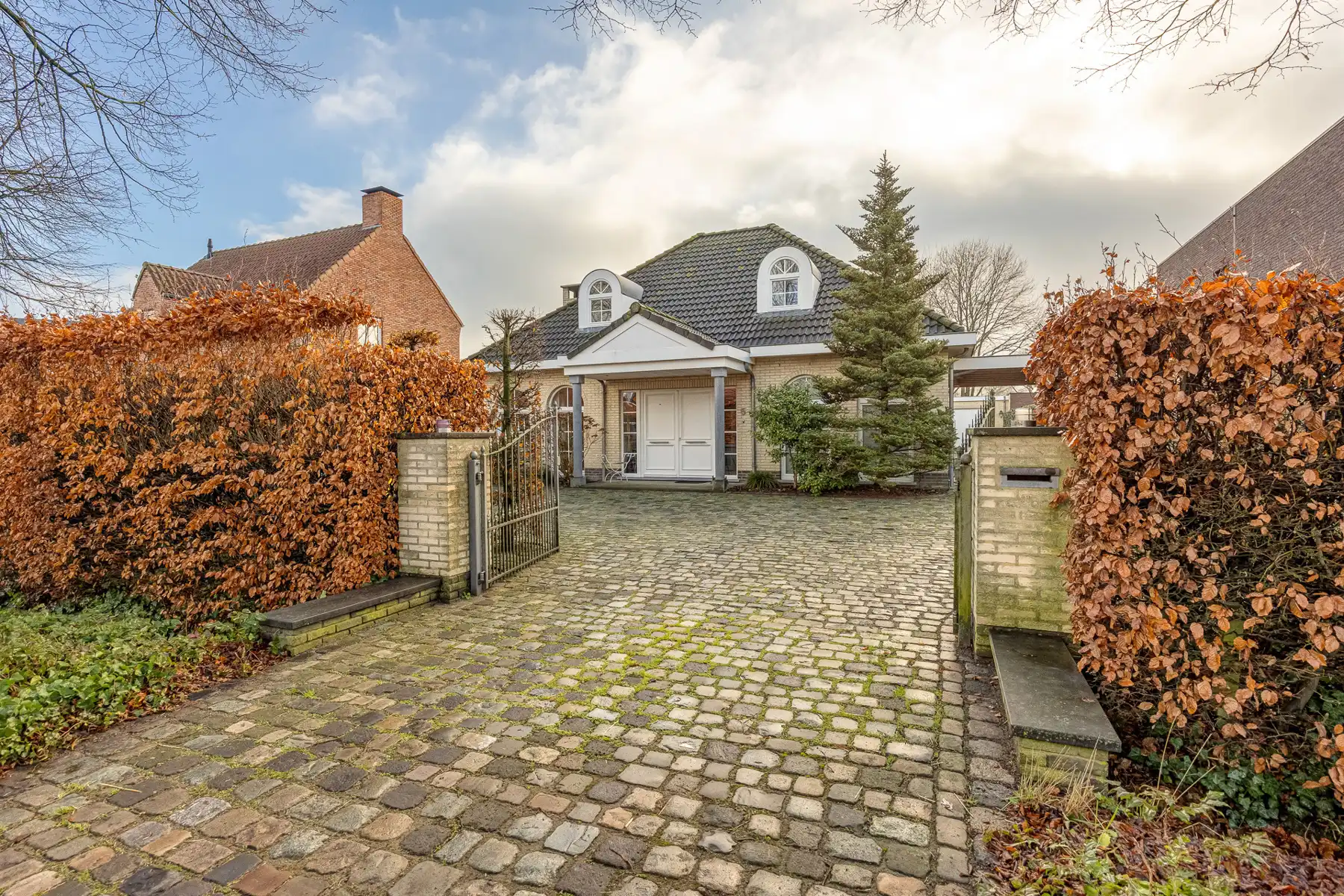 Laagbouwwoning op ca 729 m². foto {{pictureIndex}}