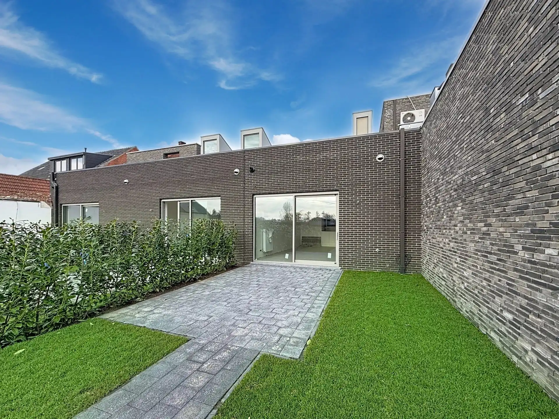 Luxueus en modern afgewerkt gelijkvloers appartement met tuin, 1 slaapkamer en 2 staanplaatsen. foto 17