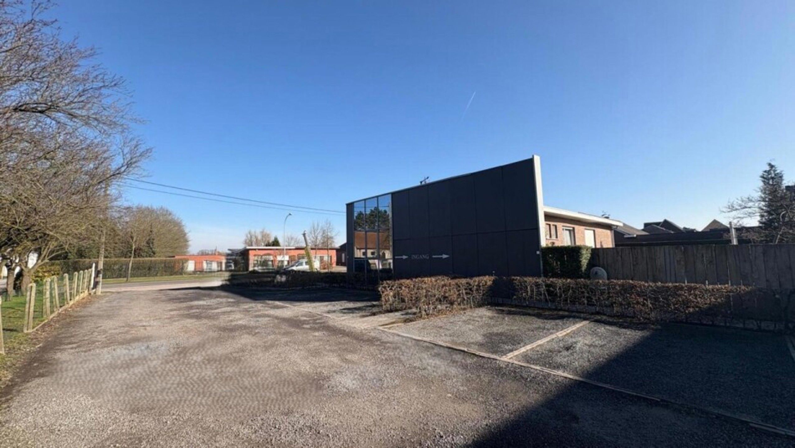 PUTTE: zichtlocatie magazijn met woning en ruime parking foto 2