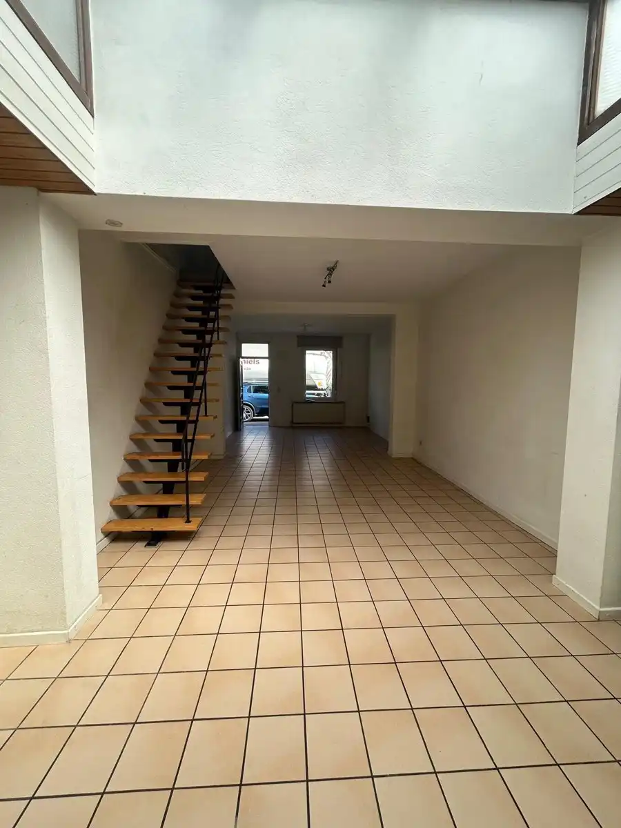 Op te frissen/ te renoveren woning nabij verbindingswegen foto 3