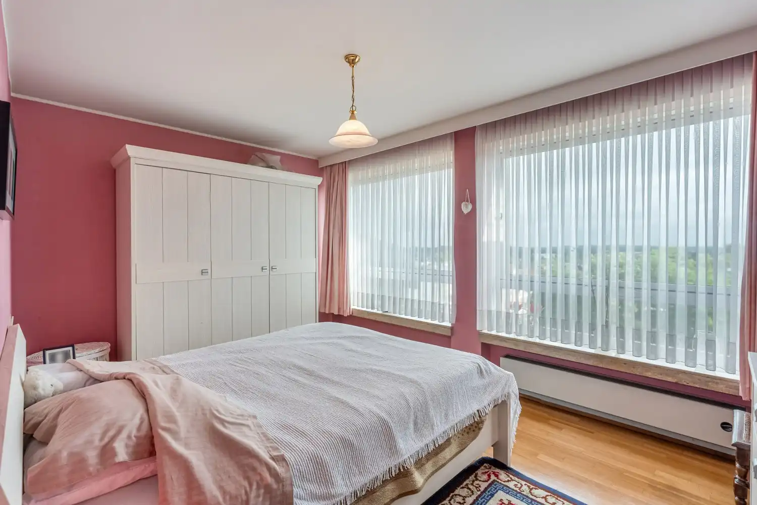 Ruim appartement met 2 slaapkamers, ondergrondse autostaanplaats en kelderberging. foto 17