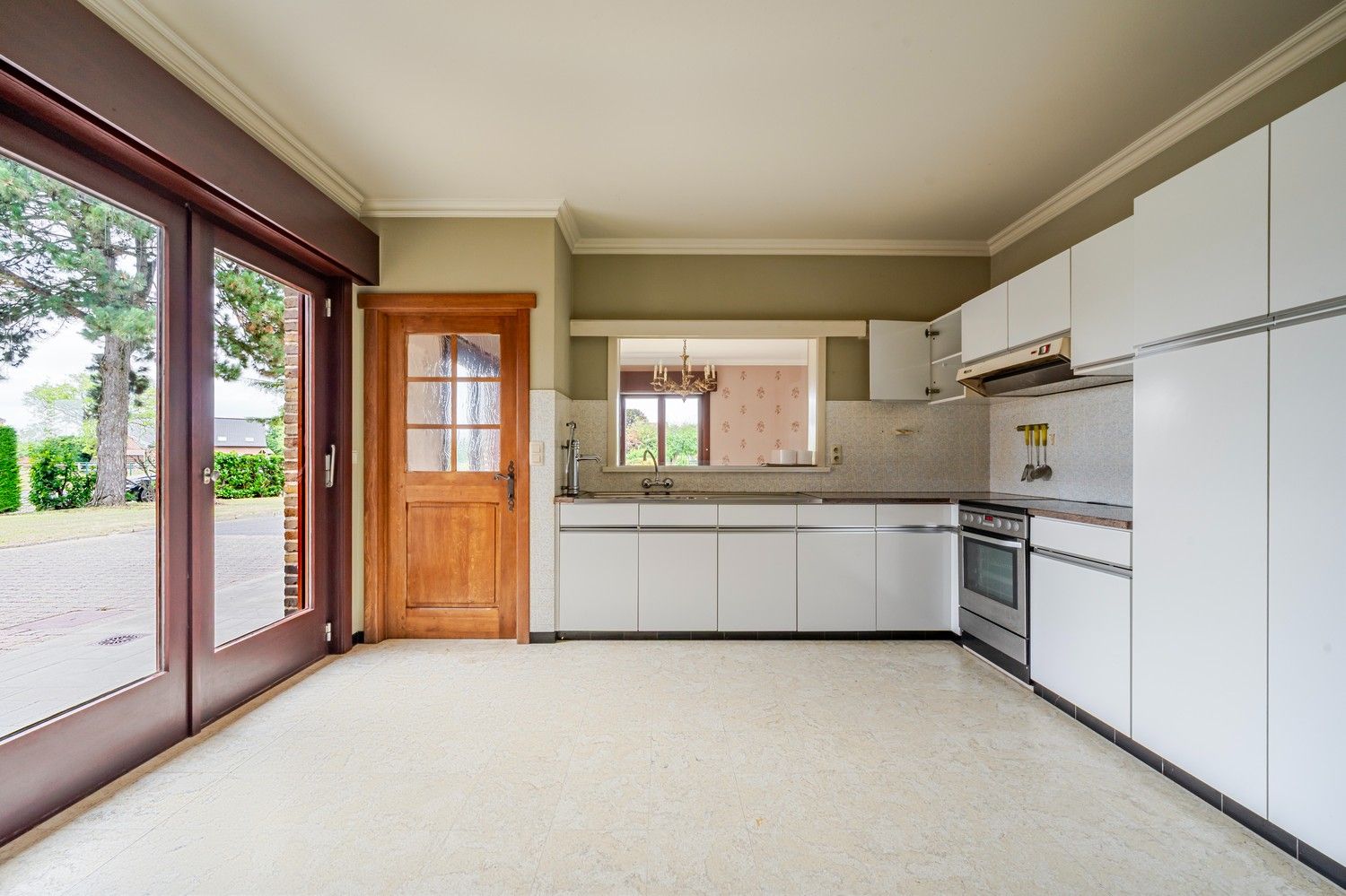 Alleenstaande woning met magazijn. foto 8