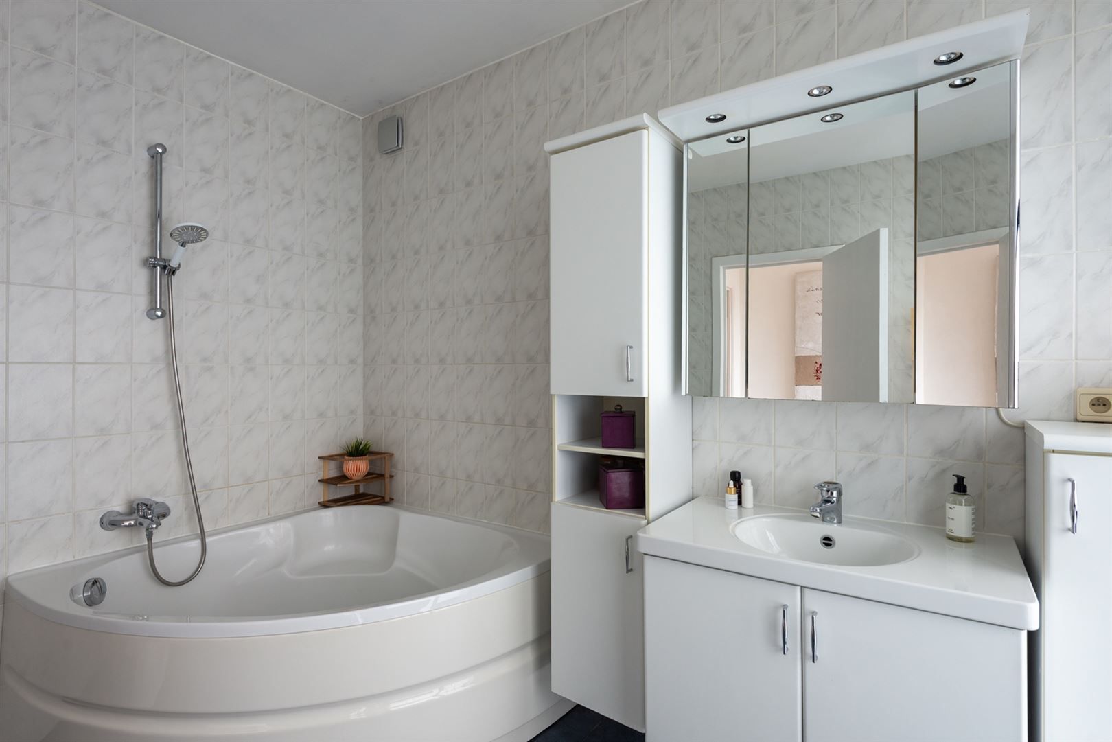 Charmante woning met zonnige tuin in hartje Kontich foto 12