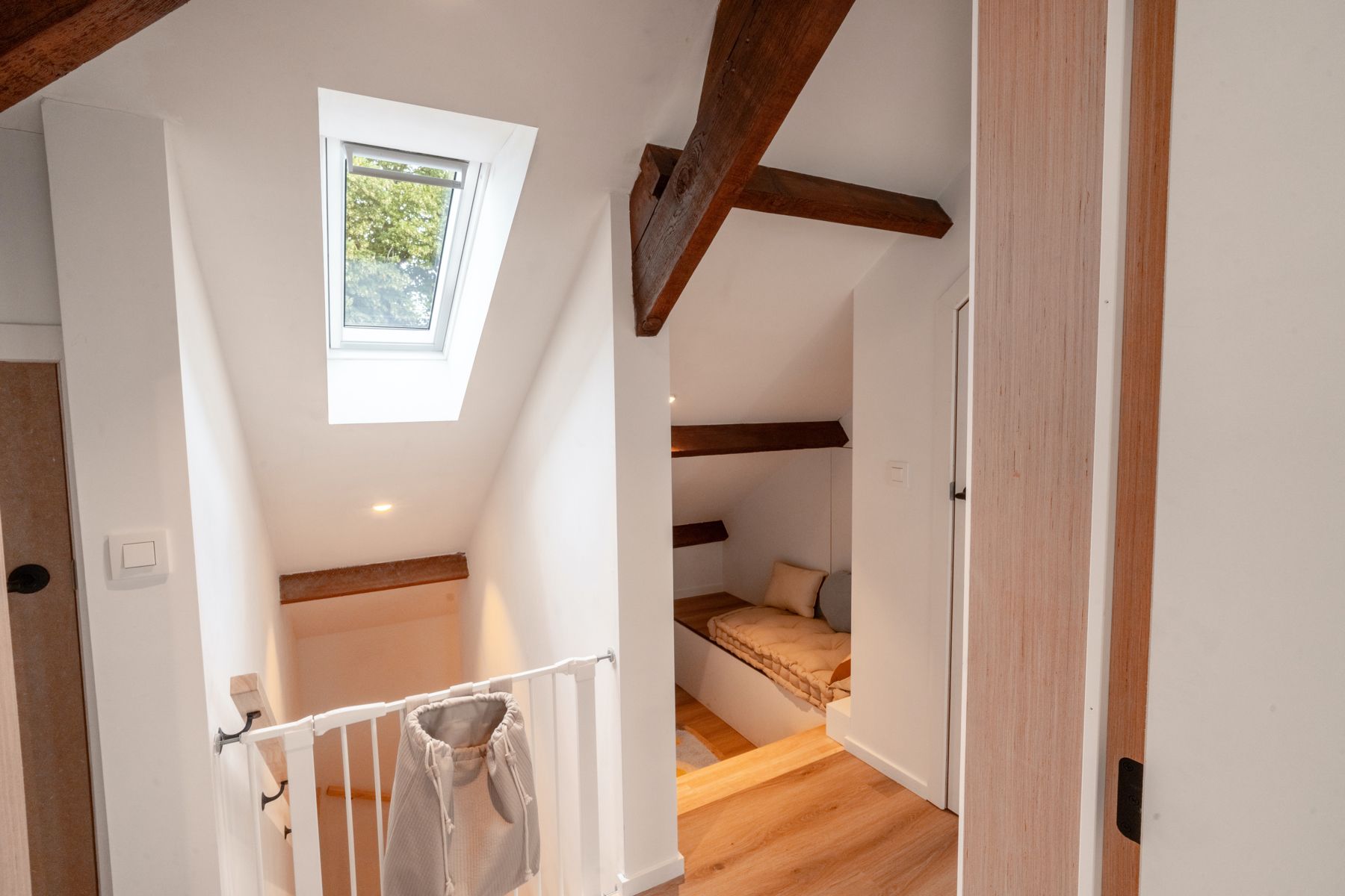 Instapklare en gerenoveerde villa met 3/4 slps en bureau foto 34