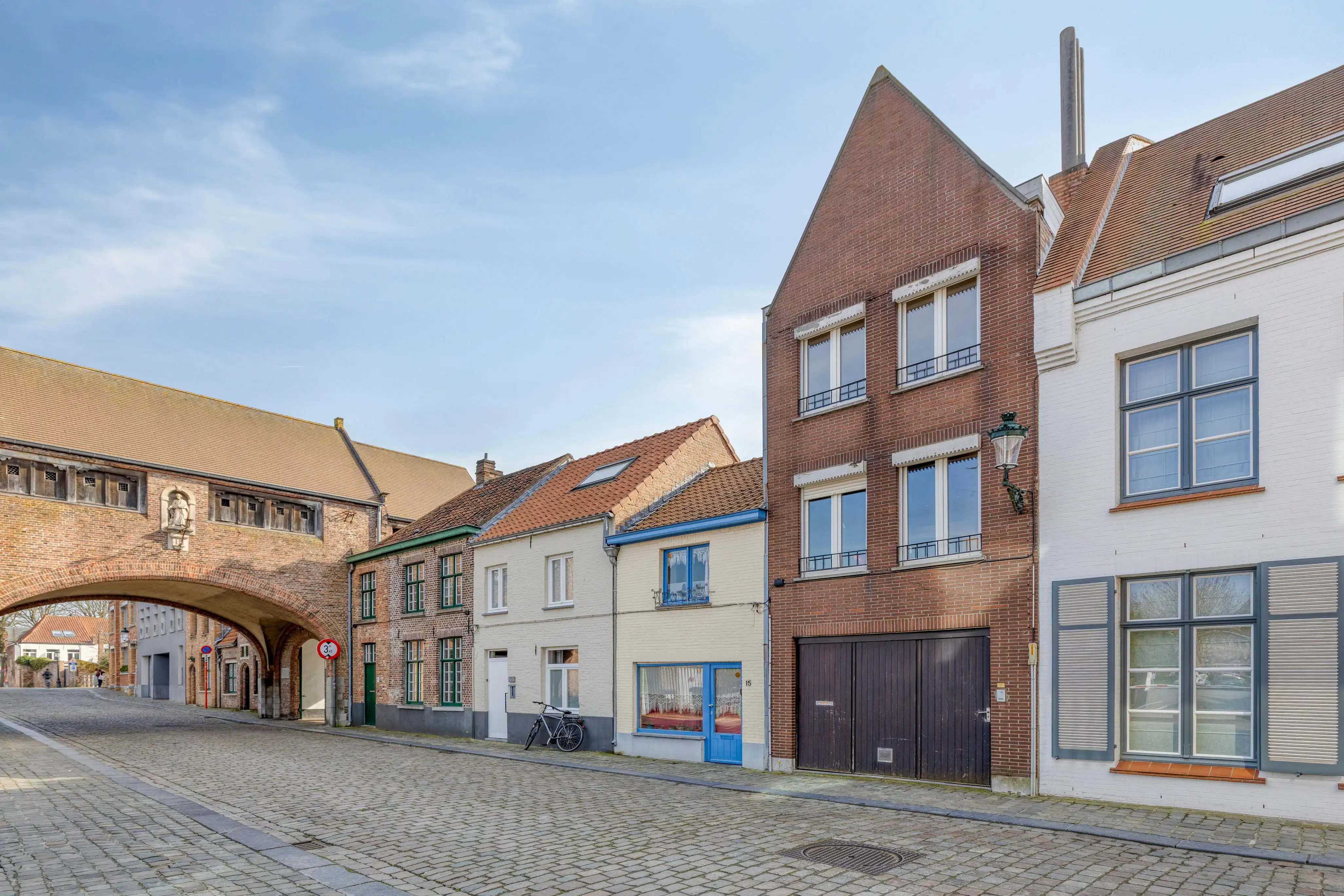Hoofdfoto van de publicatie: Te renoveren huis met inpandige garage (5) in hartje Brugge