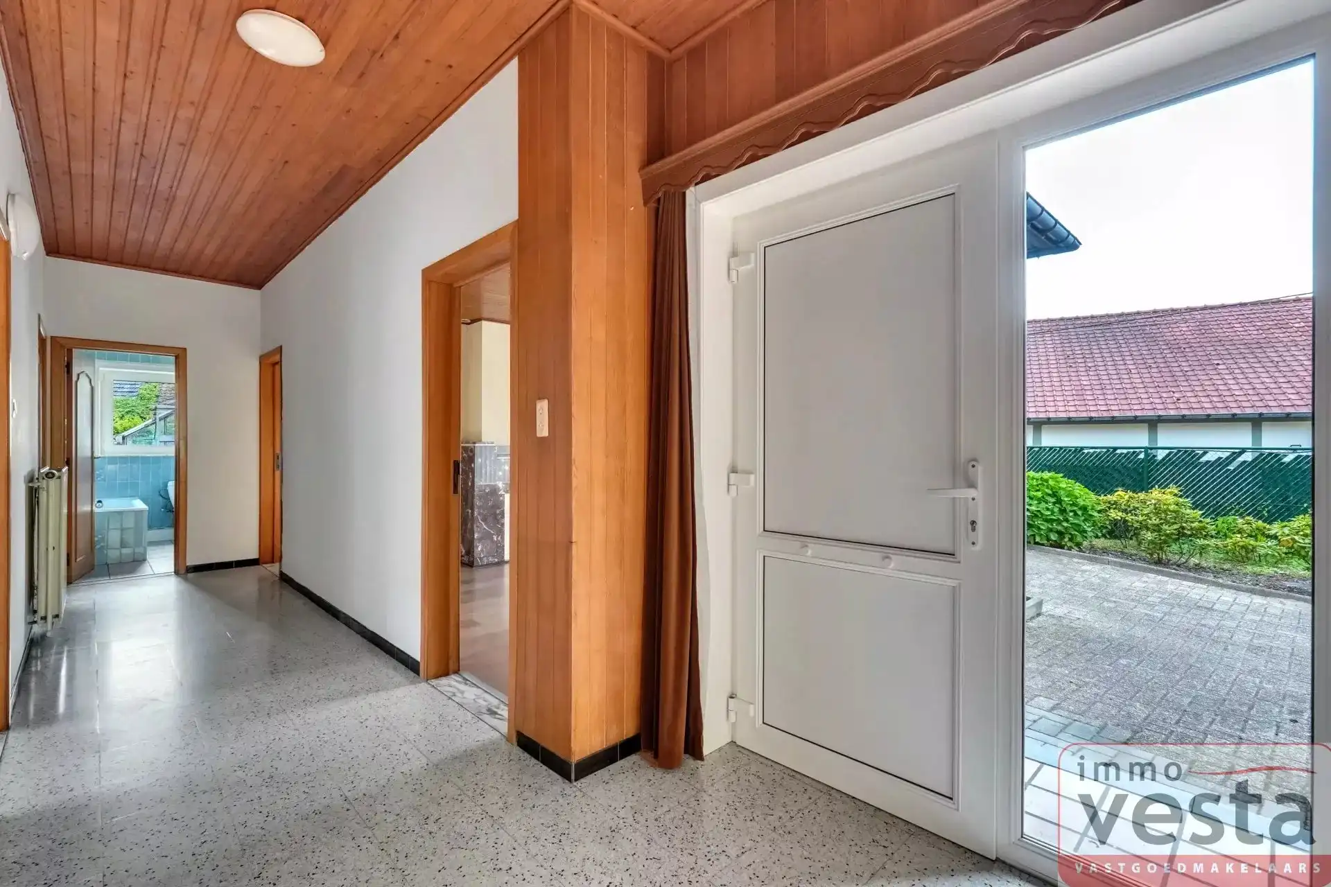 Bungalow met vier slaapkamers, inpandige garage en ruime tuin in Kortessem foto 5