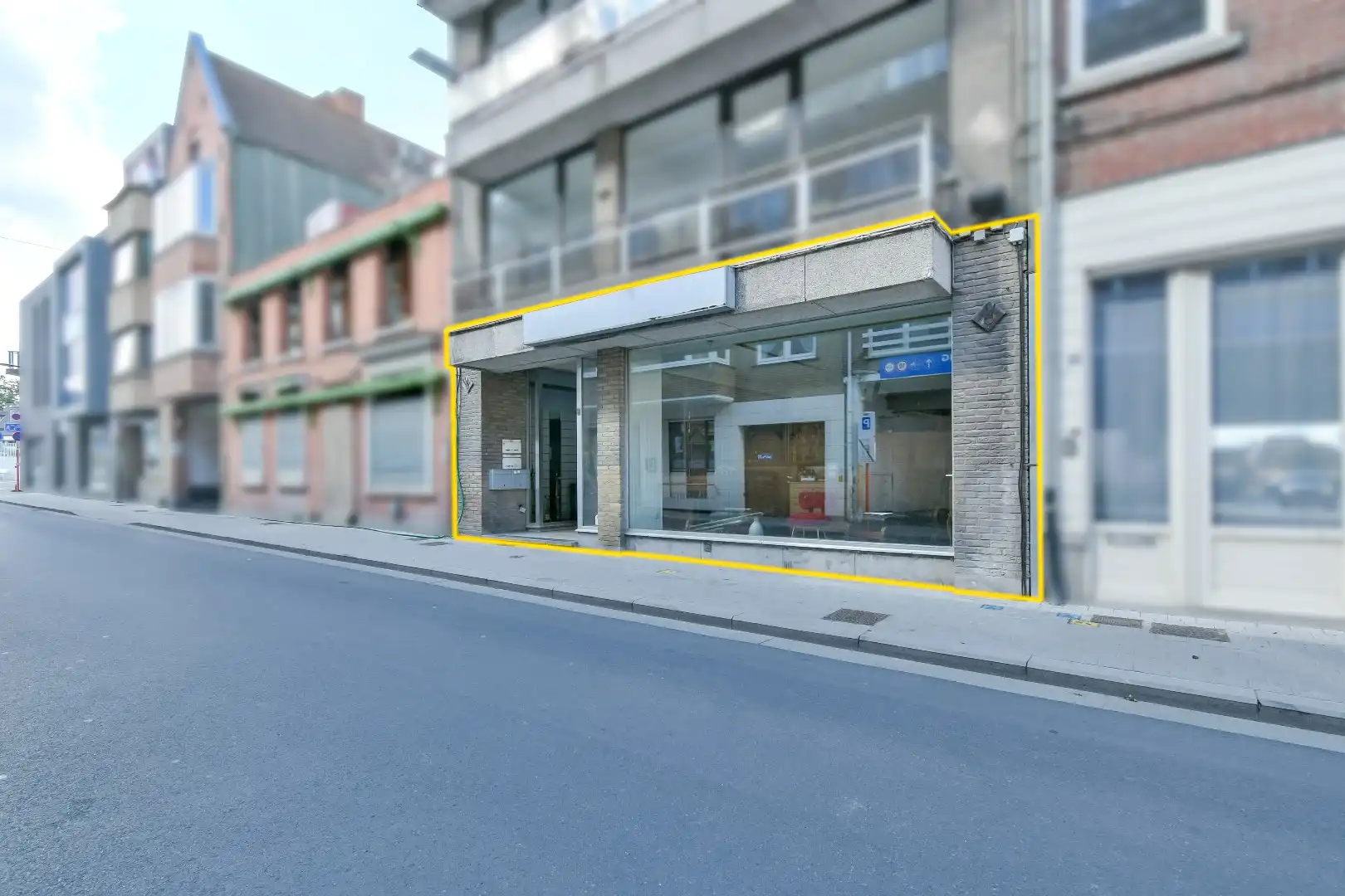 Commerciële ruimte aan de markt in Torhout! foto 2