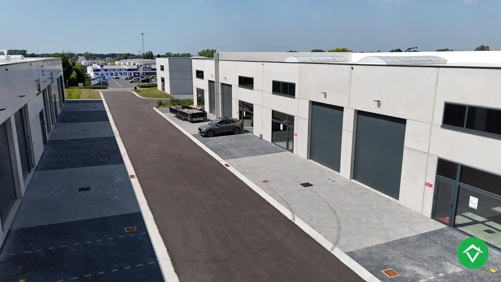 Loods te koop – 277 m² met 2 parkeerplaatsen inbegrepen op de industriezone te Ichtegem foto 2