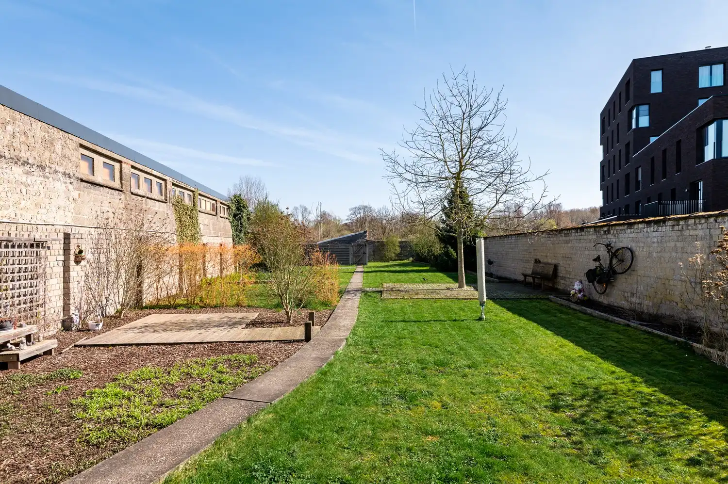 Ruime woning met 3 tot 4 slaapkamers en 3 autostaanplaatsen in een rustige straat foto 3