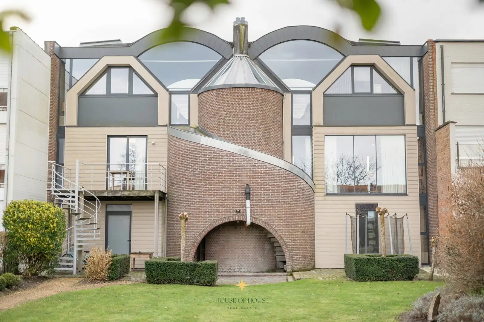 Uniek gerenoveerde architectenwoning te Sint-Kruis met ruime praktijkruimte foto {{pictureIndex}}