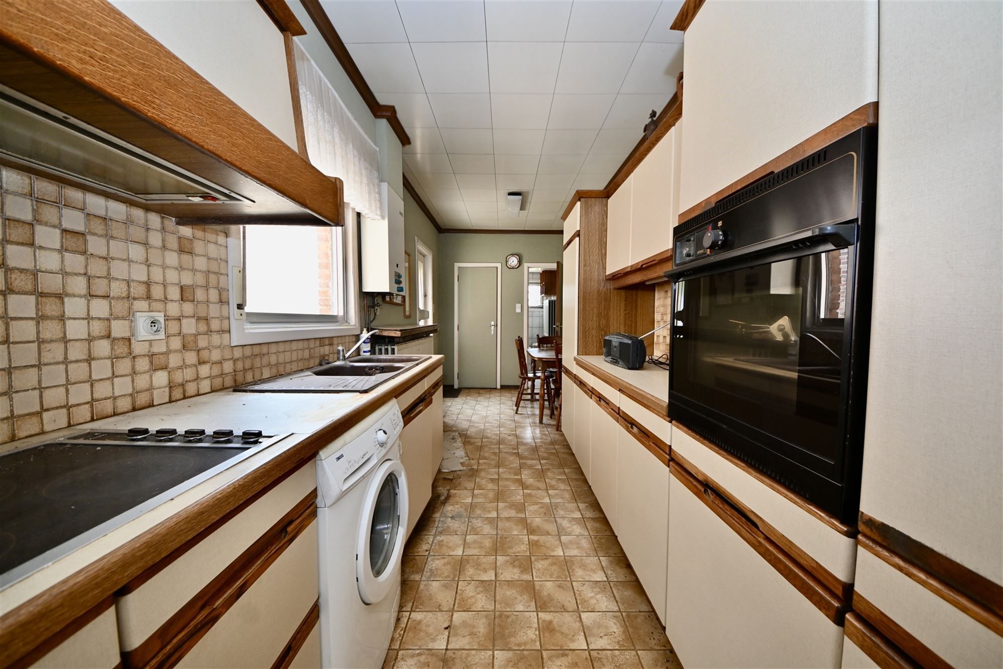 Te renoveren woning met 2 (mogelijk 3) slaapkamers en tuin. foto 6
