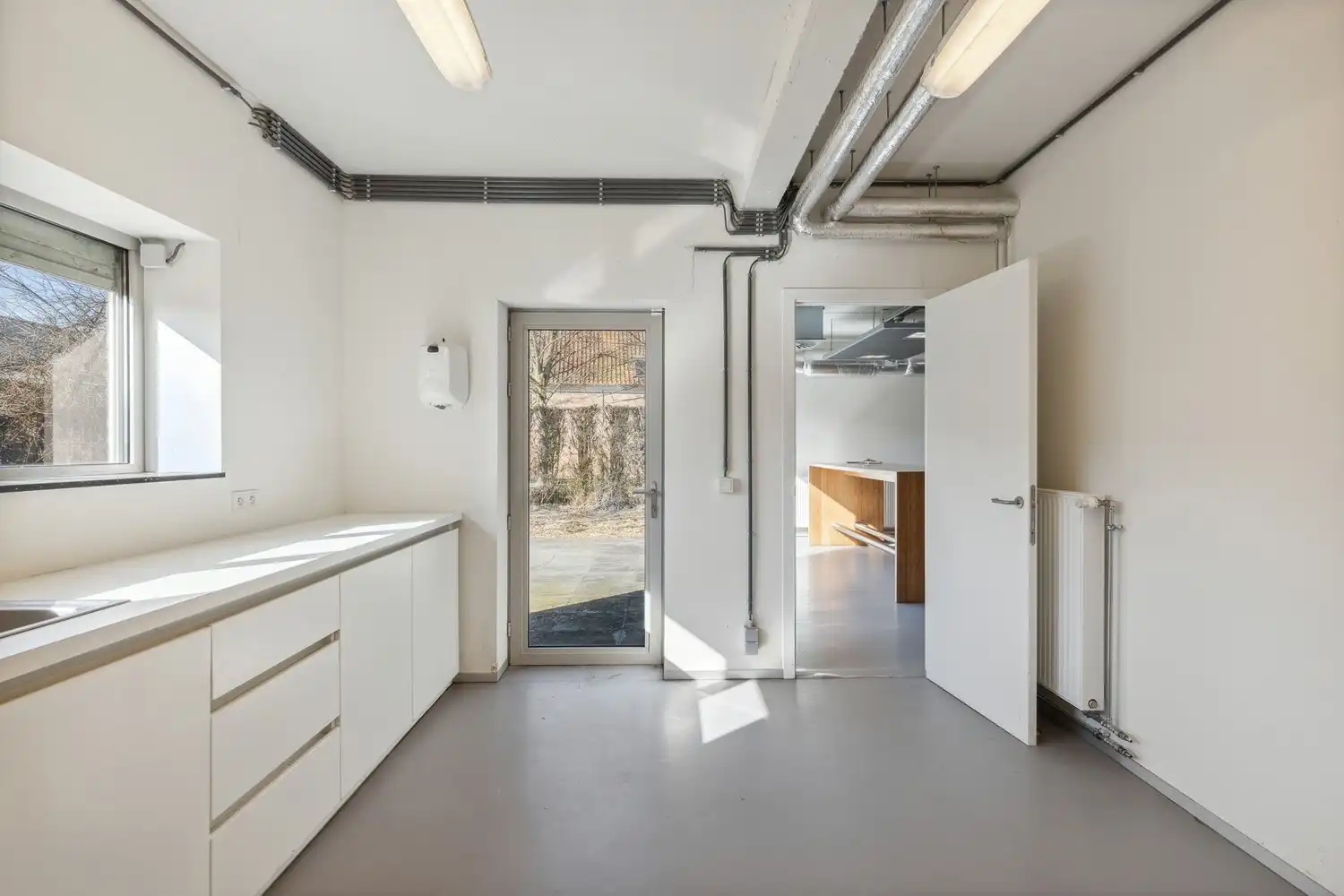Veelzijdig kantoorgebouw met ruime parking op 2433 m² foto 6