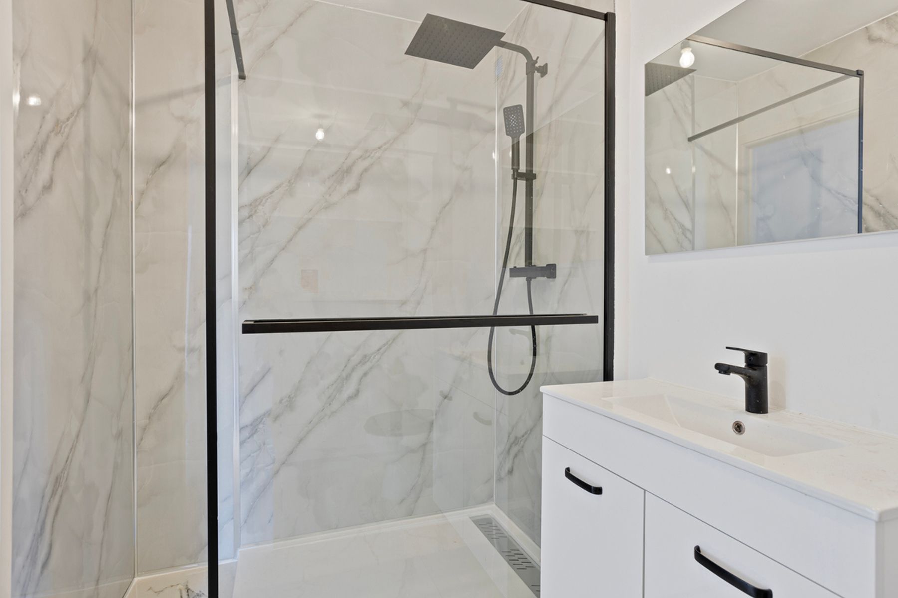 TE KOOP: Opbrengsteigendom met 3 appartementen en garage foto 8