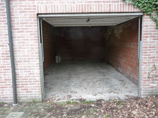 Garage met kantelpoort foto 2