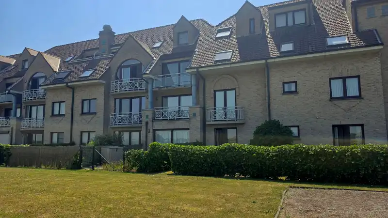 Instapklaar appartement met 2 slaapkamers en twee privé tuintjes: altijd zon en altijd een schaduwplekje! foto 15